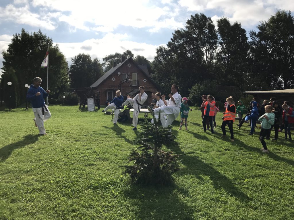 Children and young people attend a karate lesson outdoors at the Karate Kyokushin Club “Kamuido”. Photo taken by Laura Kazilionė.